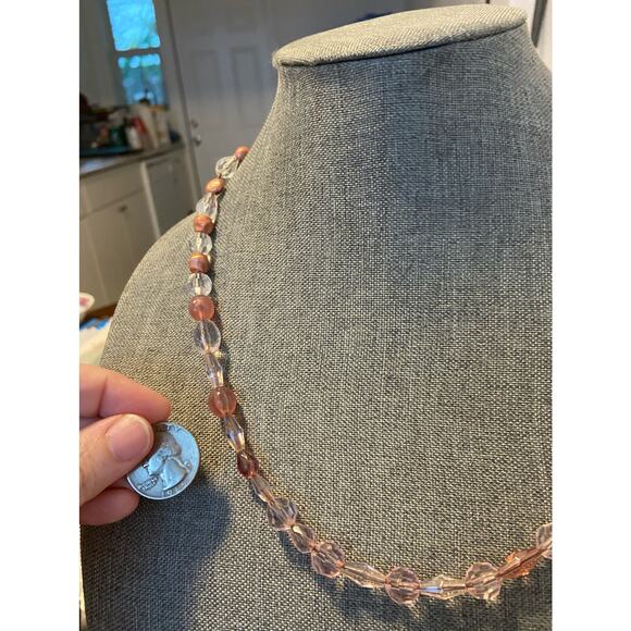 pink bead necklace - Picture 2 of 3